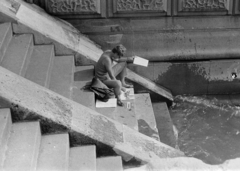 Hungary, Budapest V., Duna-part a Széchenyi Lánchíd pesti hídfője mellett., 1972, Kereki Sándor, wharf, painter, painting, Budapest, plan view, stairs, Fortepan #206158