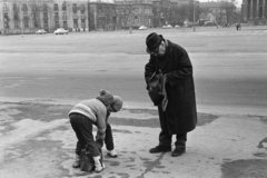 Hungary, Budapest XIV.,Budapest VI., Hősök tere, háttérben a Dózsa György út és a Szépművészeti Múzeum., 1969, Kereki Sándor, Budapest, kids, grandparent, Fortepan #206161