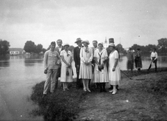 1920, Fortepan, fashion, hat, lake, uniform, river, tableau, women, men, water surface, wrist watch, shore, handbag, lady, summer dresses, intertwined fingers, Fortepan #20619