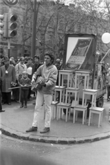 Magyarország, Budapest VI., Andrássy út (Népköztársaság útja) - Bajza utca kereszteződés. Performansz a május 1-i felvonulás résztvevőinek., 1970, Kereki Sándor, Budapest, fiatalság, gitár, hokedli, dekoráció, Fortepan #206218