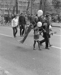 Magyarország, Budapest VI., Andrássy út (Népköztársaság útja) a Bajza utca felől a Munkácsy Mihály utca felé nézve. Május 1-i felvonulás résztvevői., 1970, Kereki Sándor, Budapest, gyerekek, léggömb, májusfa, apa, Fortepan #206222