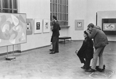 Hungary, Budapest XIV., Műcsarnok, Vásárhelyi Győző (Victor Vasarely) magyar-francia festő, szobrász kiállítása., 1969, Kereki Sándor, culture, exhibition, Budapest, kneeling, photography, Fortepan #206247