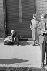 Hungary, Budapest VI., Hunyadi tér, a felvétel a Vásárcsarnok épülete előtt készült., 1972, Kereki Sándor, Budapest, boy, waiting, prop up the head, shutter, sitting on stairs, Fortepan #206249