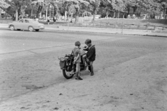 Hungary, Budapest XIII., Újpesti rakpart a Margit híd mellett, szemben a Jászai Mari téri játszótér., 1972, Kereki Sándor, Budapest, boys, motorcycle, Fortepan #206255