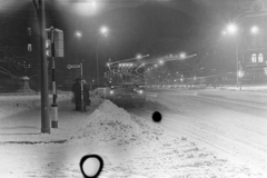 Hungary, Budapest VI., az Andrássy út (Népköztársaság útja) a Kodály köröndnél., 1974, Kereki Sándor, Ikarus-brand, bus stop, Budapest, bus, night, snow piles, snow, Fortepan #206271