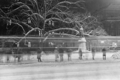 Hungary, Budapest VI., Kodály körönd, Szondi György szobra., 1974, Kereki Sándor, Budapest, night, bus stop, passenger, waiting, snow, erroneous photo, Fortepan #206272