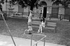 Magyarország, Budapest VII., Klauzál téri játszótér, háttérben a 2-es számú ház kapuja., 1971, Kereki Sándor, Budapest, Best of, mutatvány, torna, Fortepan #206276