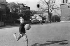 Magyarország, Budapest XIV.,Budapest VI., Hősök tere, háttérben balra a Dózsa György út, jobbra a Szépművészeti Múzeum., 1968, Kereki Sándor, labda, Budapest, Fortepan #206294