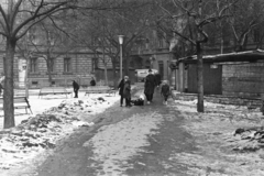 Hungary, Budapest VI., Hunyadi tér, a háttérben középen a Vörösmarty utca., 1972, Kereki Sándor, Budapest, kids, toy, Fortepan #206309