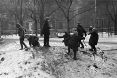 Hungary, Budapest VI., Hunyadi tér., 1972, Kereki Sándor, Budapest, kids, toy, Fortepan #206310