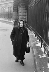 Hungary, Budapest VI., a felvétel a Kodály köröndön, a 3-as számú ház előtt készült., 1972, Kereki Sándor, Budapest, old person, winter coat, wicker bag, Fortepan #206311