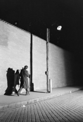 Hungary, Budapest IX., Balázs Béla utca a Sobieski János utca és a Telepy utca között., 1976, Kereki Sándor, Budapest, street lamp, wall, ceramics, shadow, Fortepan #206314