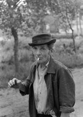 Hungary, Etyek, az Alcsúti út a pataknál., 1969, Kereki Sándor, man, smoking, Fortepan #206330