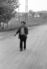 Hungary, Etyek, Alcsúti út, szemben a Kálvária domb., 1969, Kereki Sándor, man, dirt road, Fortepan #206331