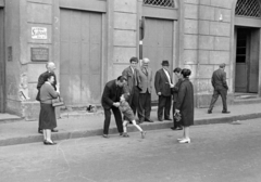 Hungary, Budapest VII., a felvétel a Klauzál tér 14-es számú ház előtt készült., 1969, Kereki Sándor, Budapest, gaping, jesting, kid, Fortepan #206334