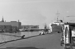 Dánia, Koppenhága, Havnepromenade, kikötő. Középen a háttérben a Knippelsbro felnyitható híd., 1970, Kopányi György, Fortepan #206347