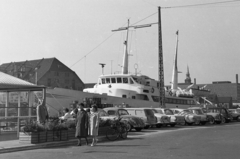 Dánia, Koppenhága, Havnepromenade, kikötő. Balra a háttérben az ún. Gammel Dok, jobbra a Szent Keresztély-templom (Christians Kirke) tornya., 1970, Kopányi György, hajó, kerékpár, Fortepan #206349