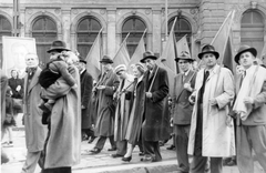 Hungary, Budapest VIII., Baross tér, Keleti pályaudvar indulási oldal., 1958, Fortepan, flag, march, banner, Budapest, Fortepan #20636