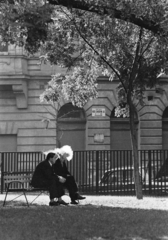 Hungary, Budapest VII., Klauzál tér, a park Kis Diófa utca felőli oldala., 1974, Kereki Sándor, Budapest, smoke, smoking, bench, men, Fortepan #206392