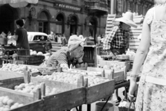 Magyarország, Budapest VI., Hunyadi tér, piac a Vásárcsarnok előtt., 1968, Kereki Sándor, piac, kofa, Budapest, szalmakalap, fejfedő, gyümölcsárus, Fortepan #206404