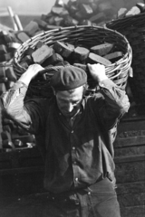 Hungary, Budapest, szenesember német brikettet vísz a hátán a szenes kosárban., 1972, Kereki Sándor, coal basket, coalman, briquette, sitting on the back of a man, Fortepan #206411