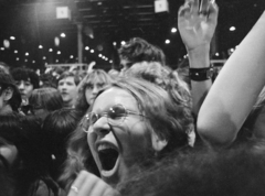 Magyarország, Budapest X., Albertirsai (Dobi István) úti vásárterület, a felvétel a Szolidaritási Rock Fesztiválon készült., 1978, Kereki Sándor, éneklés, szikla, koncert, lány, Budapest, Fortepan #206426