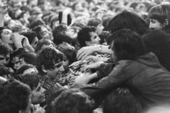 Magyarország, Budapest X., Albertirsai (Dobi István) úti vásárterület, a felvétel a Szolidaritási Rock Fesztiválon készült., 1978, Kereki Sándor, szikla, rajongás, közönség, fiatalság, Budapest, Fortepan #206428