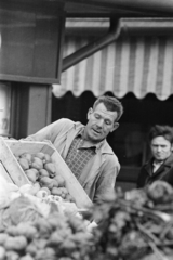 Hungary, Budapest XIII., Lehel (Élmunkás) téri piac., 1972, Kereki Sándor, Budapest, fruit seller, man, Fortepan #206444