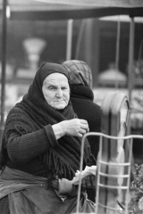 Hungary, Budapest XIII., Lehel (Élmunkás) téri piac., 1972, Kereki Sándor, Budapest, old person, shawl, Fortepan #206445