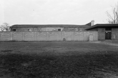 Magyarország, Budapest XIV., Kacsóh Pongrác út, a Vidámpark kerítése mögött, az Angol Park korszakából való pavilon, a Velence., 1971, Kereki Sándor, Budapest, bódé, fal, Fortepan #206454