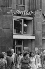 Hungary, Budapest V., Váci utca - Deák Ferenc utca sarok a Vörösmarty térnél., 1980, Kereki Sándor, Budapest, window, women, Fortepan #206480