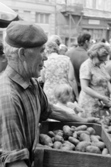 Magyarország, Budapest VI., Hunyadi tér, piac a Vásárcsarnok előtt., 1971, Kereki Sándor, Budapest, árus, kézben tartani, krumpli, dohányzás, feltűrt ingujj, Fortepan #206486