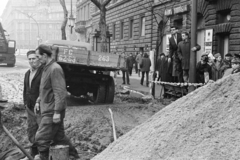 Magyarország, Budapest VI., a Teréz (Lenin) körút az Oktogon (November 7. tér) és a Király (Majakovszkij) utca között. A felvétel a Teréz körút 9. (Lenin körút 63.) előtt bekövetkezett víz főnyomóvezeték csőtörésekor, 1970. december 20-án készült., 1970, Kereki Sándor, útépítés, Budapest, kíváncsiság, leleményes, Fortepan #206494