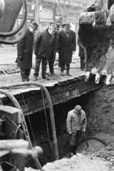 Hungary, Budapest VI., a felvétel a Teréz körút 9. (Lenin körút 63.) előtt bekövetkezett víz főnyomóvezeték csőtörésekor, 1970. december 20-án készült., 1970, Kereki Sándor, sewerage, Budapest, Fortepan #206495