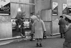 Magyarország, Budapest XIII., Nyugati (Marx) tér 5., a felvétel az Expressz büfé előtt készült., 1971, Kereki Sándor, karácsonyfa, Budapest, rendőr, kirakat, koldus, cukrászda, Fortepan #206500