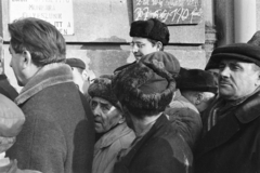 Magyarország, Budapest V., Belgrád rakpart 25., hóeltakarító alkalmi munkára jelentkezők a Fővárosi Köztisztasági Hivatal kirendeltsége előtt., 1971, Kereki Sándor, tömeg, Budapest, Fortepan #206516