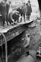 Magyarország, Budapest VI., a Teréz (Lenin) körút az Oktogon (November 7. tér) és a Király (Majakovszkij) utca között. A felvétel a Teréz körút 9. (Lenin körút 63.) előtt bekövetkezett víz főnyomóvezeték csőtörésekor, 1970. december 20-án készült., 1970, Kereki Sándor, Budapest, Best of, Fortepan #206520