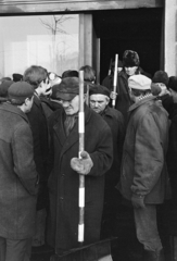 Magyarország, Budapest V., Belgrád rakpart 25., hóeltakarító alkalmi munkára jelentkezők a Fővárosi Köztisztasági Hivatal kirendeltsége előtt., 1971, Kereki Sándor, Budapest, Best of, Fortepan #206526