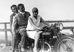 AJS (A. J. Stevens & Co. Ltd.) angol gyártmányú oldalkocsis motorkerékpár., 1928, Fortepan, brit gyártmány, AJS-márka, motorkerékpár, férfiak, oldalkocsis motorkerékpár, hölgy, nyári ruha, lányok-járművek, Fortepan #20653