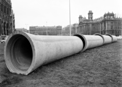 Magyarország, Budapest V., Kossuth Lajos tér, balra a Parlament, jobbra az Igazságügyi Palota (ekkor Néprajzi Múzeum és az MSZMP Párttörténeti Intézete). A felvétel Fővárosi Vízművek Káposztásmegyeri Főtelepétől a Fővám (Dimitrov) térig húzódó új főnyomócső építési munkálatai alkalmával készült., 1974, FŐFOTÓ, Budapest, Fortepan #206569