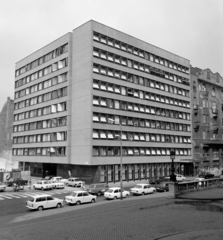 Hungary, Budapest V., Szent István tér 11., a Magyar Külkereskedelmi Bank székháza, jobbra a Hercegprímás (Alpári Gyula) utca 10-es számú ház látszik., 1974, FŐFOTÓ, Budapest, Fortepan #206620