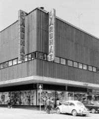 Hungary, Eger, Maczki Valér utca - Katona István tér sarok, ÁFÉSZ Áruház., 1974, FŐFOTÓ, store, Volkswagen Beetle, Fortepan #206624