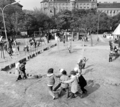 Hungary, Budapest VII., Klauzál tér. játszótér, háttérben a Kis Diófa utca sarkán álló ház látszik., 1974, FŐFOTÓ, playground, monkey bar, Budapest, Fortepan #206654