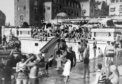 Magyarország, Budapest XI., Gellért Gyógyfürdő hullámmedence, háttérben a szálloda., 1930, Fortepan, strand, fürdőruha, napernyő, szecesszió, csúszda, fürdősapka, Budapest, fürdő-ház, Art Nouveau, Hegedűs Ármin-terv, Sebestyén Artúr-terv, Sterk Izidor-terv, Fortepan #20666