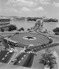 Magyarország, Budapest I., Clark Ádám tér, szemben a Széchenyi Lánchíd., 1975, FŐFOTÓ, vörös csillag, körforgalom, Budapest, gyalogátkelő, Fortepan #206688