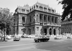 Magyarország, Budapest VI., Andrássy út (Népköztársaság útja), a Magyar Állami Operaház épülete (Ybl Miklós, 1884.), 1975, FŐFOTÓ, opera, Budapest, Chevrolet-márka, rendszám, GAZ 24 Volga, VAZ 2101, Fortepan #206695