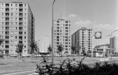 Magyarország, Újpalota, Budapest XV., Nyírpalota (Hevesi Gyula) út, jobbra a benzinkút a 21-es számú ház előtt., 1975, FŐFOTÓ, Budapest, parkoló, Fortepan #206716