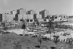 Magyarország, Újpalota, Budapest XV., játszótér a Zsókavár utca 52. számú ház előtt. Szemben az Árendás köznél az óvoda és mögötte a Kőrakás park panelházai., 1975, FŐFOTÓ, Budapest, Fortepan #206717