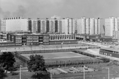 Magyarország, Újpalota, Budapest XV., Kavicsos köz a Páskom park felé nézve, szemben a Kavicsos Közi Általános Iskola, a "Lila iskola" (később László Gyula Gimnázium és Általános Iskola). mögötte balra az épülő Nyomdaipari és Pamutipari Szakmunkásképző (ma Al Wahda arab iskola), jobbra a "kék óvoda"., 1975, FŐFOTÓ, Budapest, Fortepan #206721