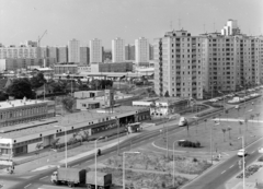 Magyarország, Újpalota, Budapest XV., a Nyírpalota (Hevesi Gyula) út a Késmárk utca felől a Fő tér irányába nézve.
, 1975, FŐFOTÓ, Budapest, Fortepan #206727